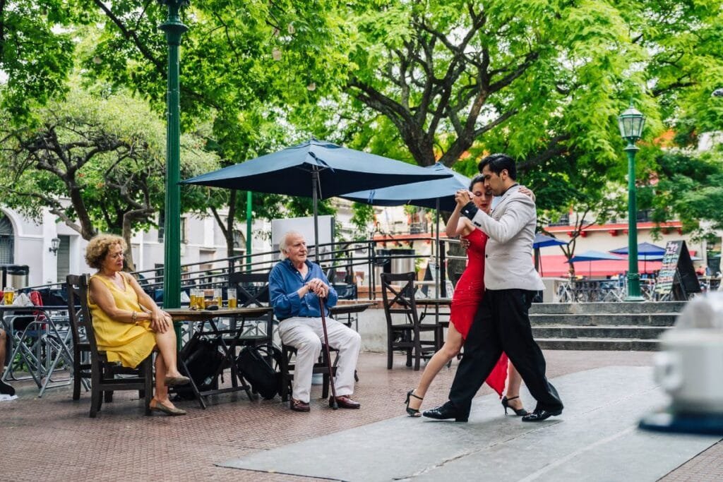 Casal dançando tango na rua em Buenos Aires, Argentina.