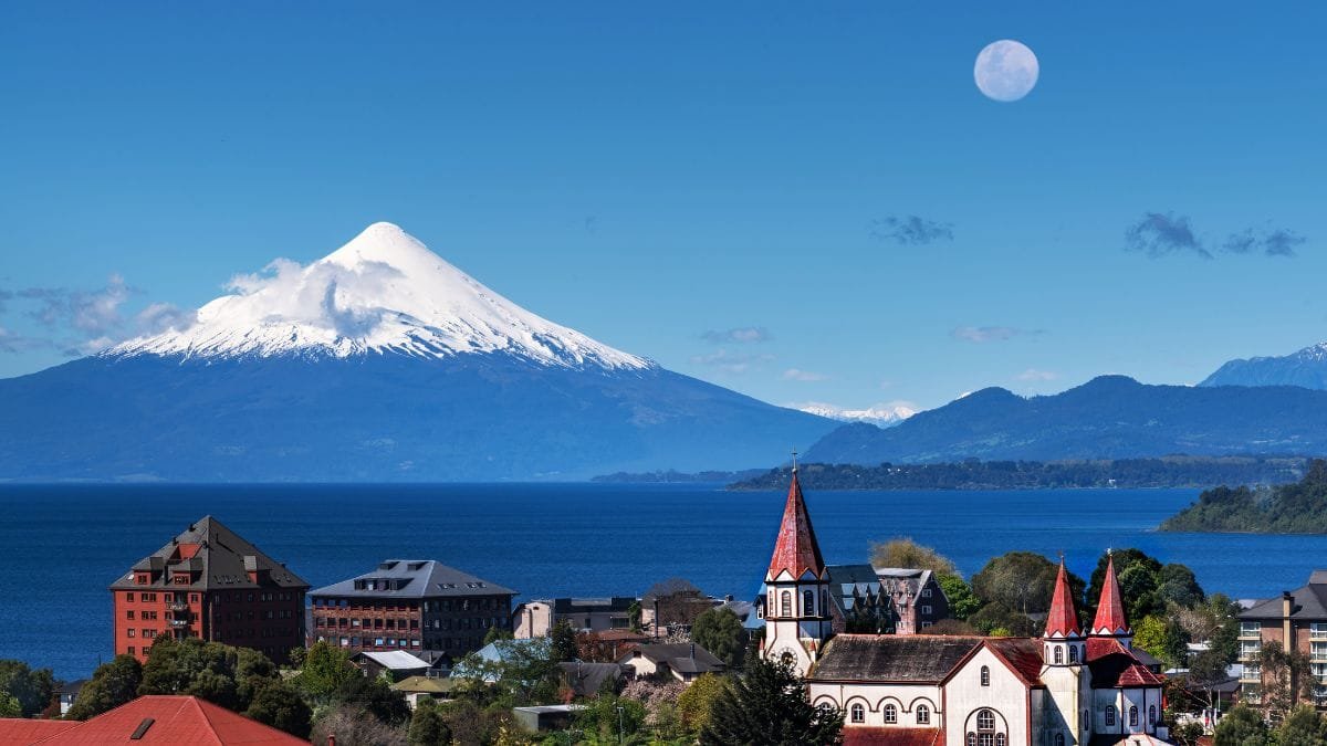 Vista do Lago Todos los Santos com o Vulcão Osorno, parte do roteiro dos Lagos Andinos