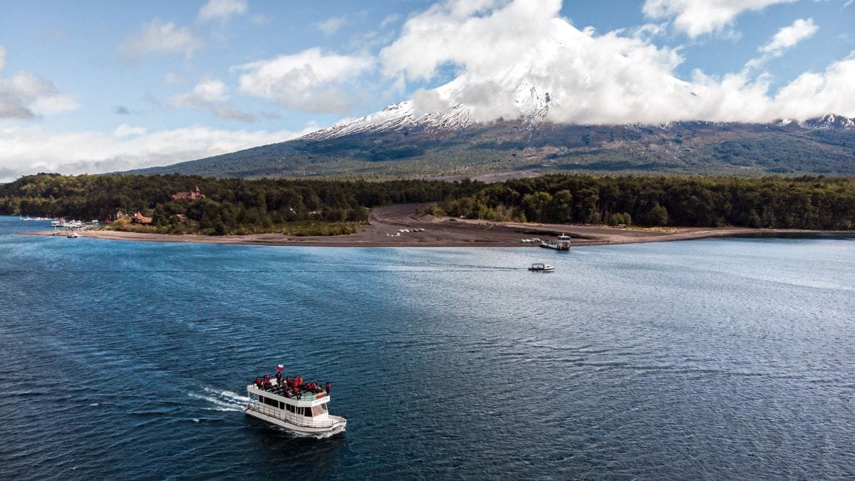 Catamarã da travessia Cruce Andino navegando pelo Lago Todos los Santos na Patagônia