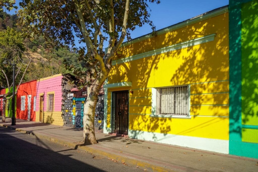 Rua colorida no bairro Bellavista, um dos lugares para saber o que fazer em Santiago